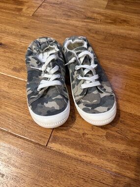 Camouflage Canvas Sneakers - Camo Size 9